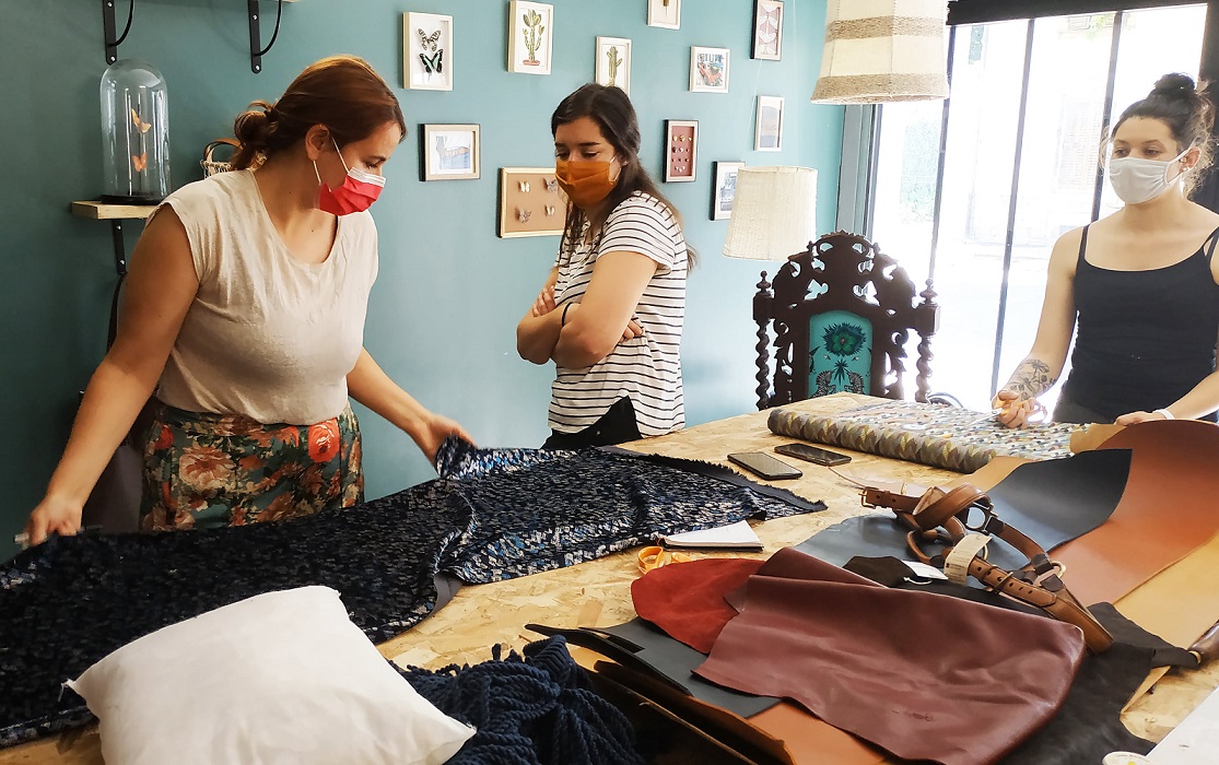 Léa Montaron est tapissière en ameublement et Carole Valy est sellier harnacheur